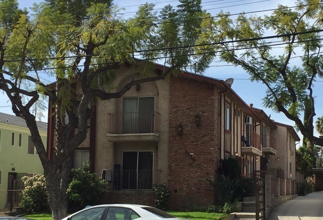 Building Photo - 3124 Rowena Ave