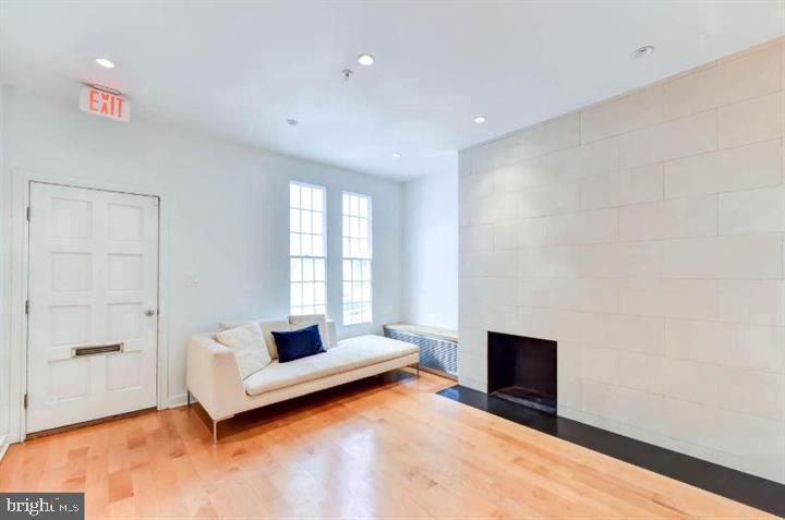 Foto principal - 1027 30th St NW