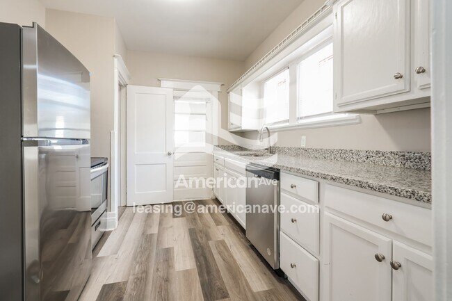 Building Photo - 671 Kilbourn St