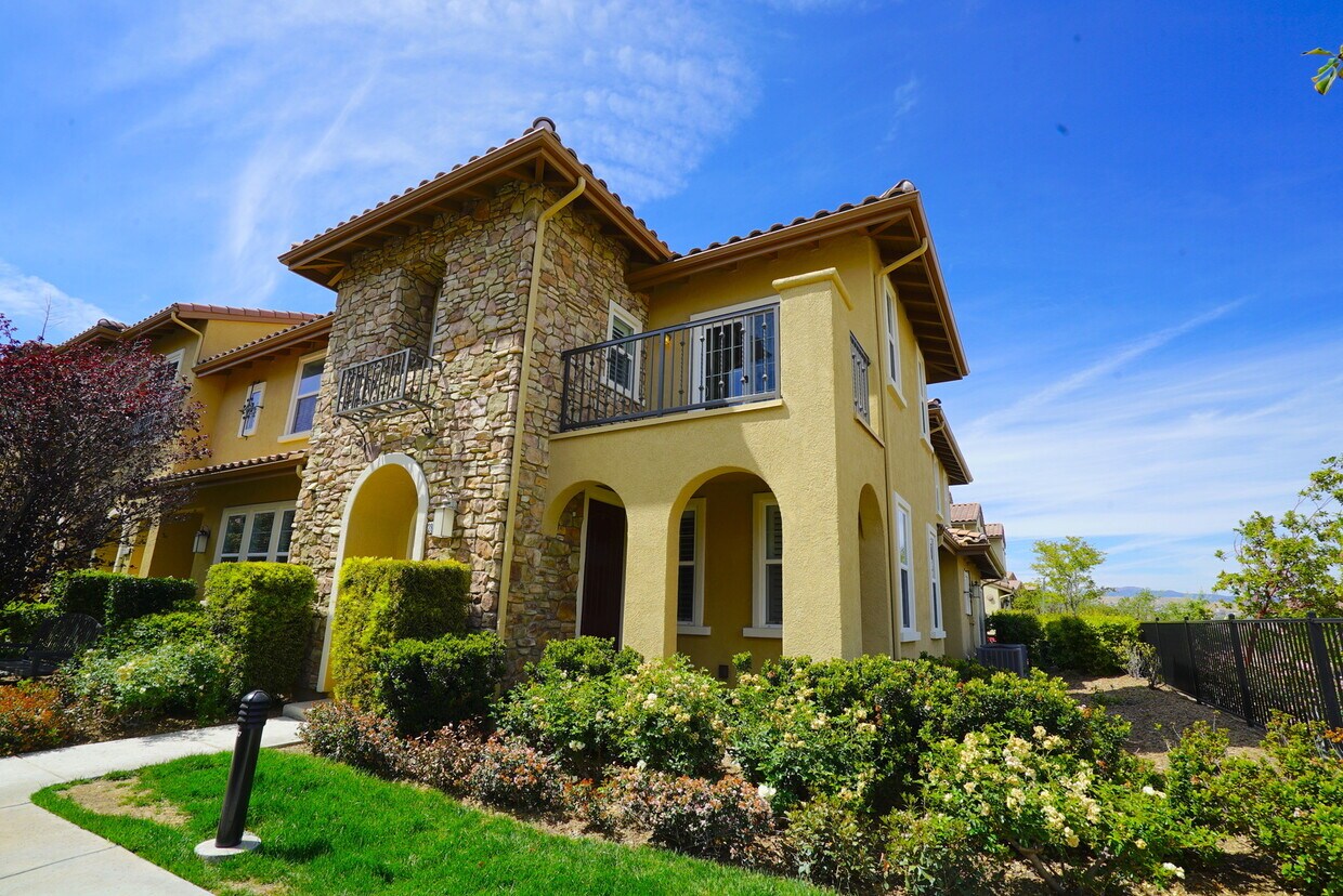 Primary Photo - West Creek - Upgraded Townhome for Rent in...