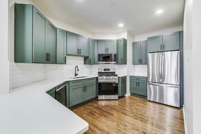 Foto del edificio - 2330 N Greenview Ave