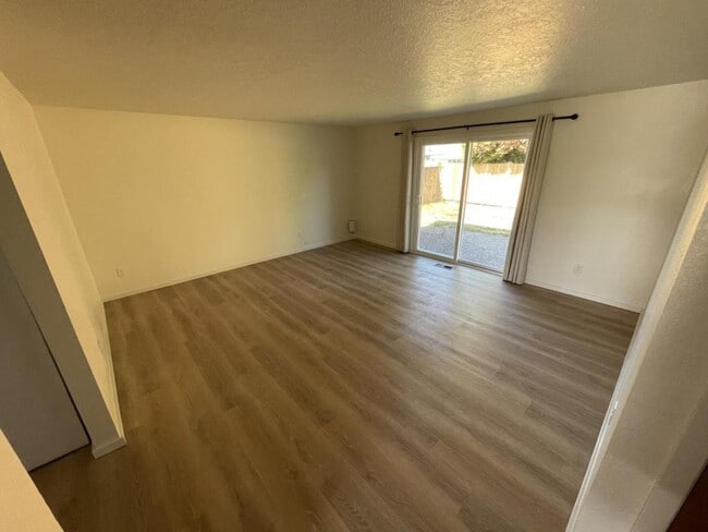 Foto del edificio - 2468 SE Thurston St