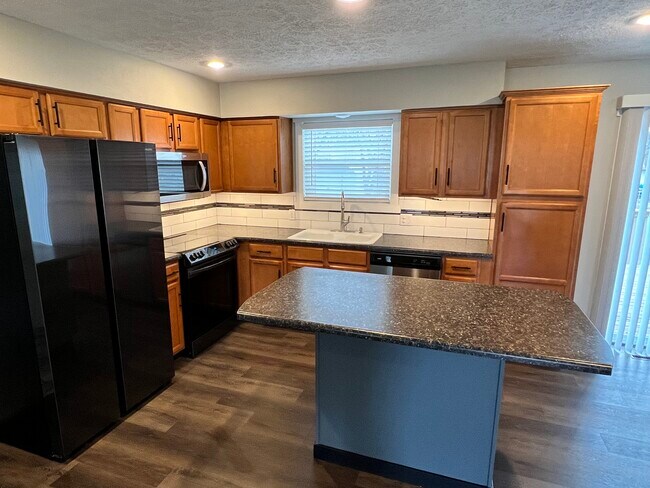 Building Photo - 300 Lone Oak Cir
