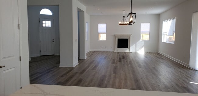 Foto del edificio - Beautiful Newer Meadows at Rice Ranch Two ...