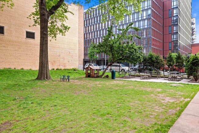 Building Photo - 270 Jay St