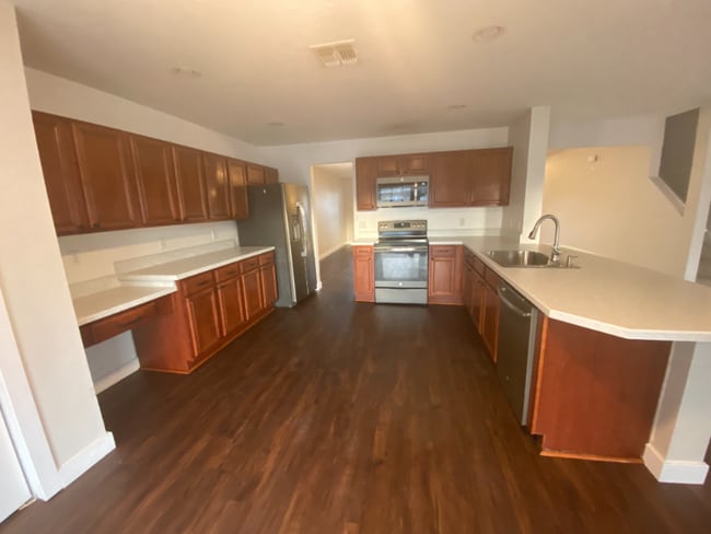 Building Photo - 1353 Karok St