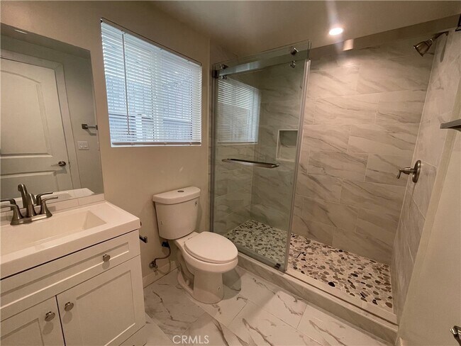 Foto del edificio - 5014 1/2 Kester Ave-5014