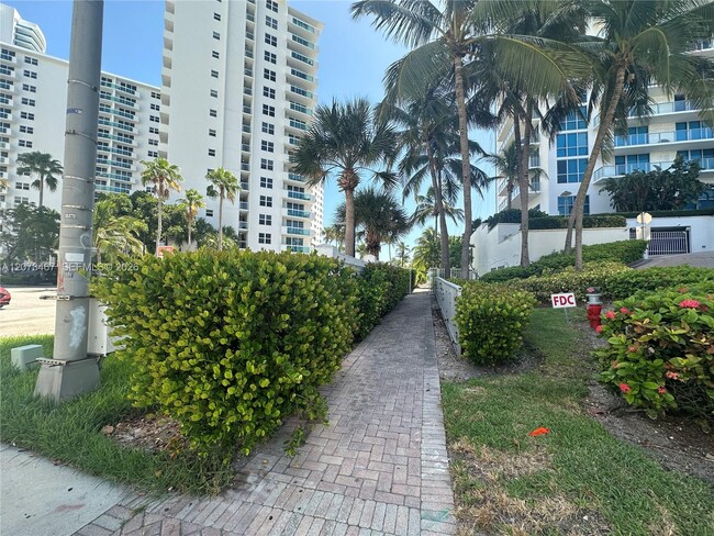 Building Photo - 3000 S Ocean Dr