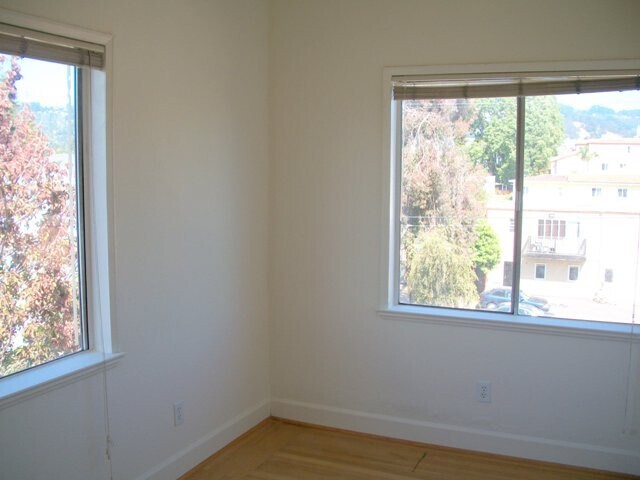 Foto del edificio - Newly Remodeled corner unit small 2-bedroom with a full kitchen and lots of light