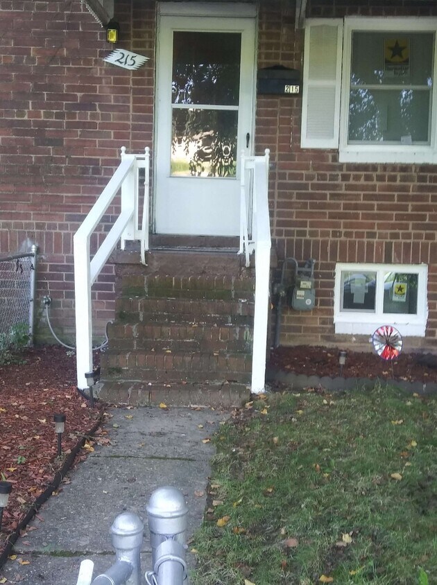 Front yard - 215 Buchanan St