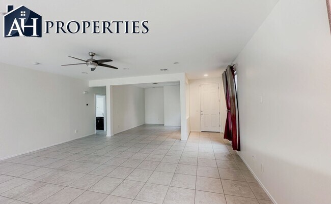 Building Photo - 3 Bedroom 2 Bath Single Level Home In Phoe...