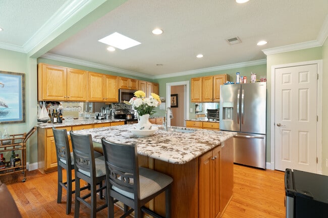 Kitchen - 666 Fairway Ave NE