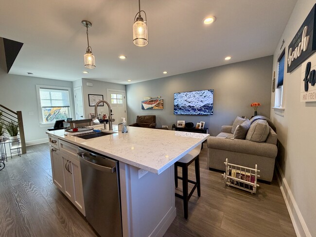 Building Photo - 502 12th Ave