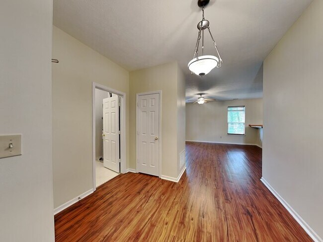 Foto del edificio - 3 bed 2 bath in Avon with privacy fence an...