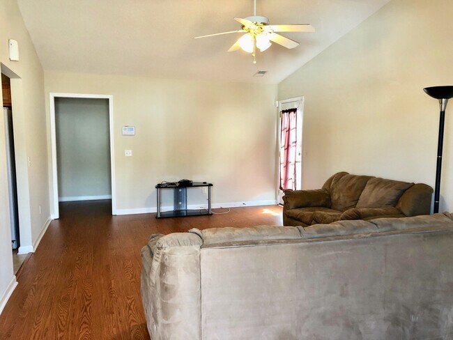 Foto del edificio - 3 Bedroom 2 Bath House in Quail Hill - Goo...