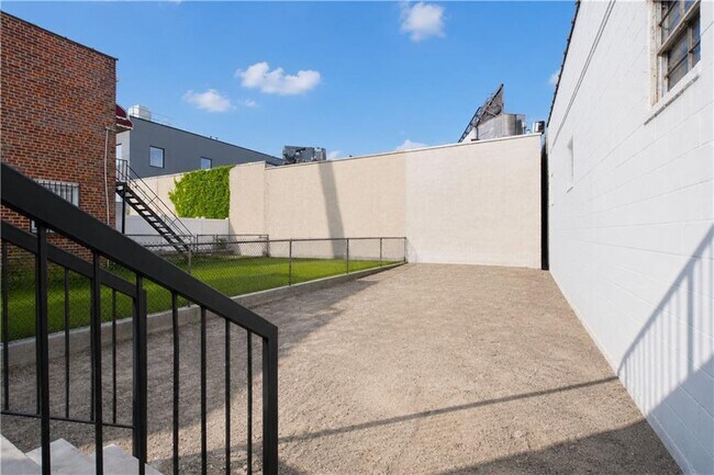 Building Photo - 2171 Hendrickson St