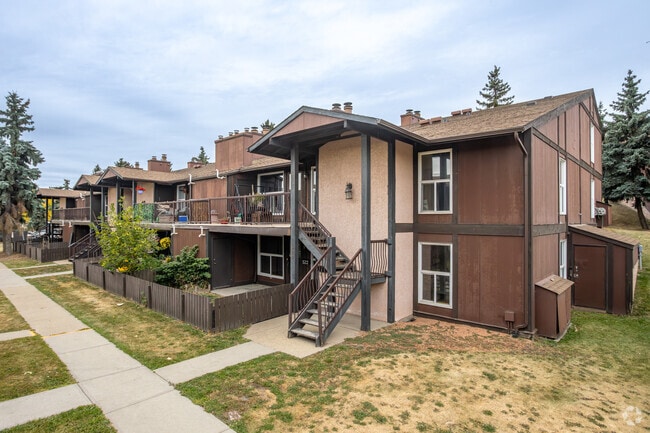 Building Photo - Huntington Hill Coach Homes