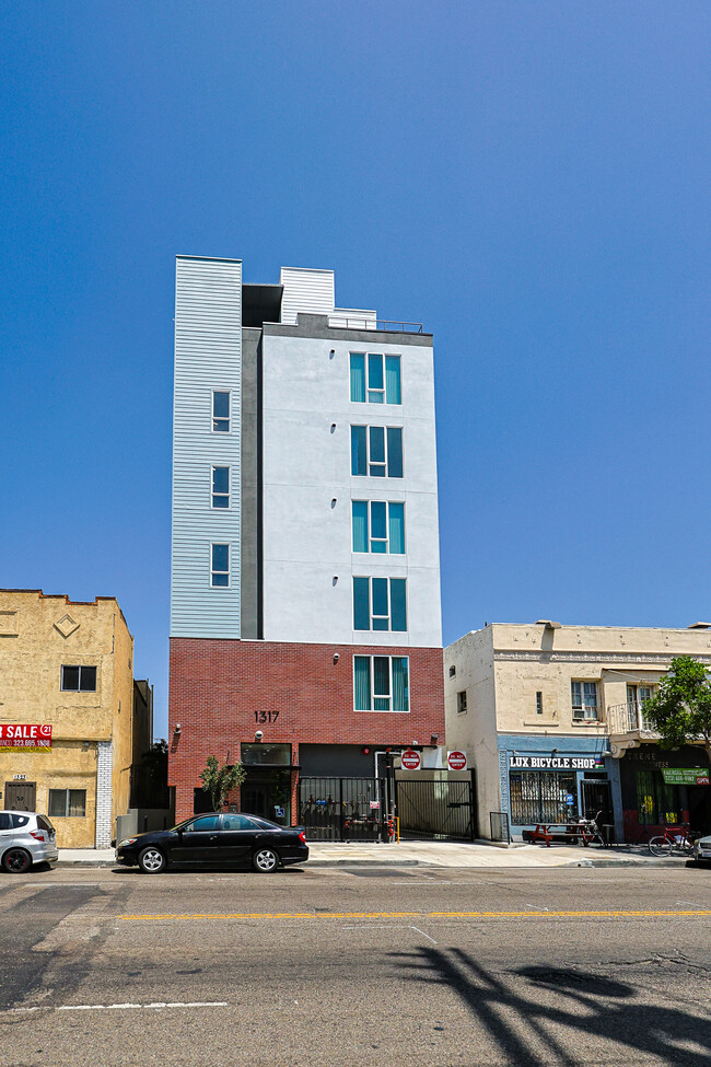 Building Photo - 1317 W Jefferson Blvd