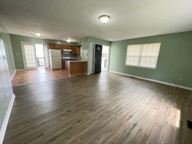 Foto del edificio - READY TO MOVE IN! 3 BEDS/2 BATHS!