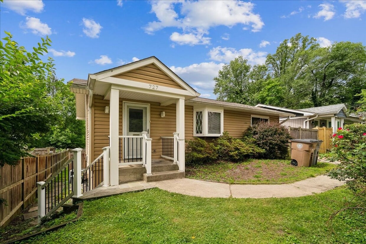 Remodeled in great location! 4 bedrooms 2 FB Walk to Metro - Remodeled in great location! 4 bedrooms 2 FB Walk to Metro