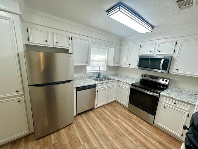 Building Photo - 1 Bedroom/1 Bath Duplex Unit Available for...
