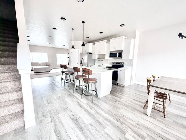 Building Photo - Beautiful 3-Story Townhome | 4 Bedrooms | 3 Baths | 2-Car Garage | Hyrum, Utah