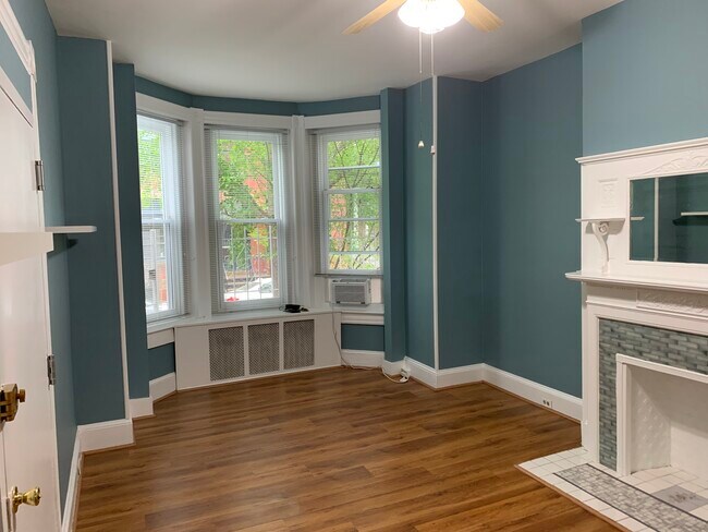 Sala de fuentes - 1827 Swann St NW