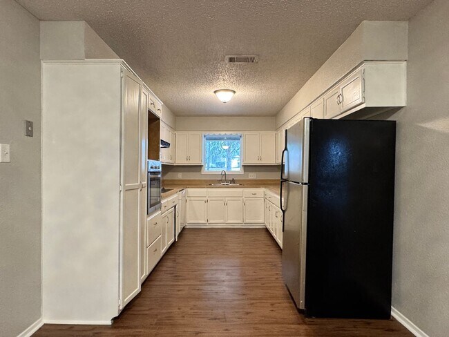 Foto del edificio - 405 Cypress Cir