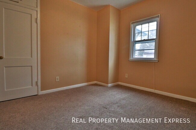 Foto del edificio - 3 Bedroom 1.5 Bath Near Downtown with Fenc...
