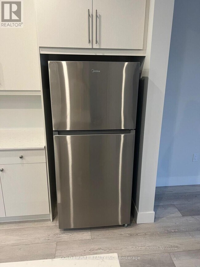 Building Photo - 990 Deveron Crescent