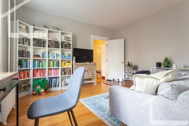 Foto del edificio - Sunny, Modern Cleveland Circle 1-Bed Right on the T!