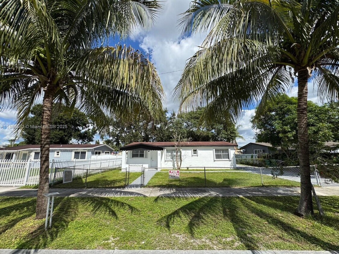 Foto principal - 821 Curtiss Dr