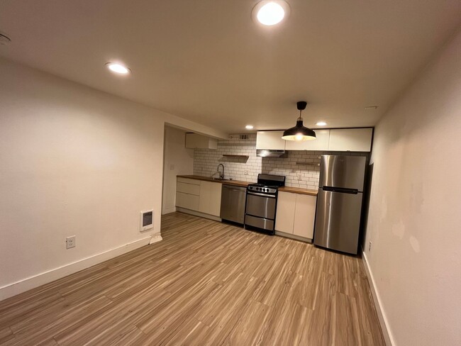 Building Photo - MOB1249