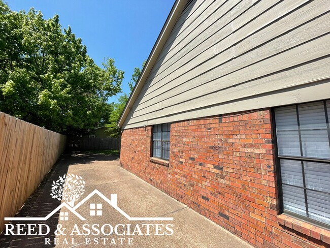 Building Photo - Updated Duplex Located on Mendenhall Road!