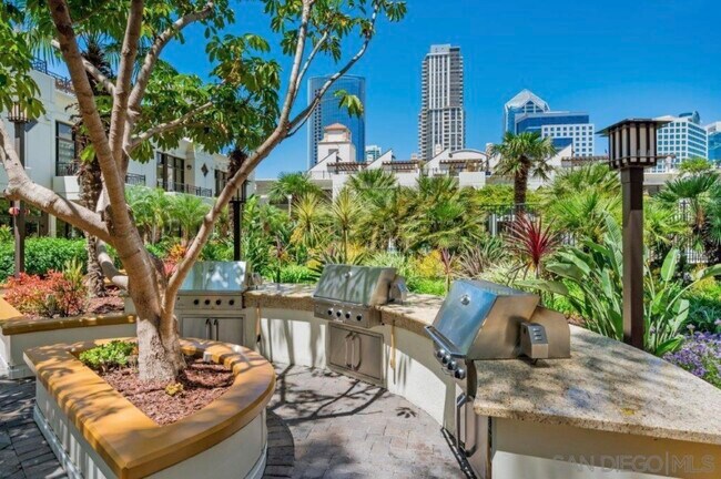 Foto del edificio - 700 W Harbor Dr