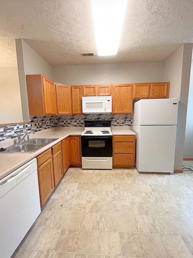 Building Photo - 3 Bedroom 3.5 Bath Townhouse