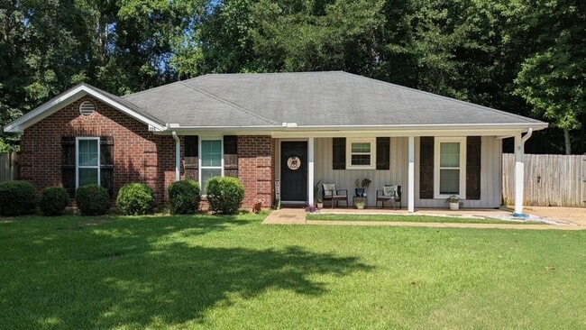 Building Photo - Lovely 3/2 in the Heart of Millbrook