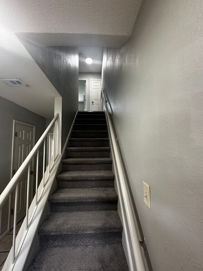 Building Photo - Center Town Condominimums 2bd/1.5ba