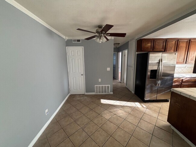 Foto del edificio - Charming 2-Bedroom Condo in Bouquet Canyon Village, Saugus!