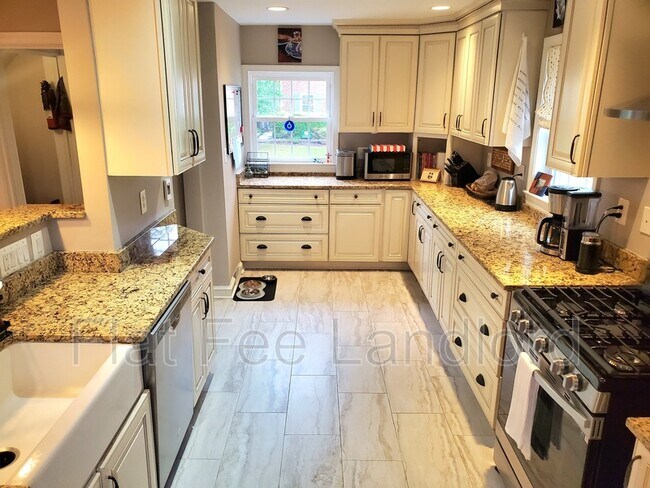 Foto del edificio - 2408 Cameron Mills Rd