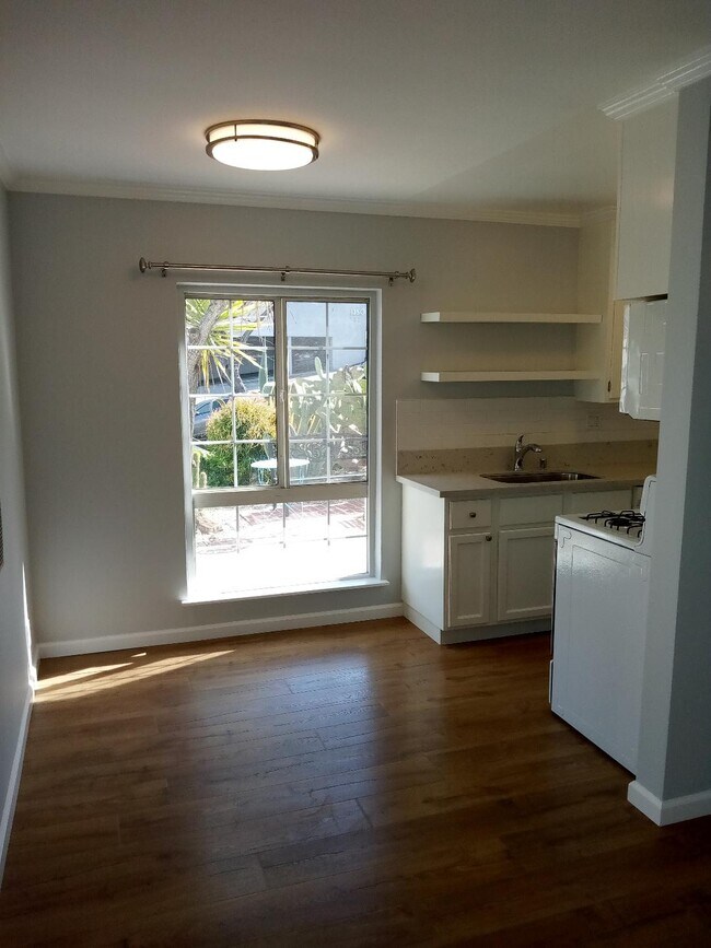 Foto del edificio - 1357 Edgecliffe Dr