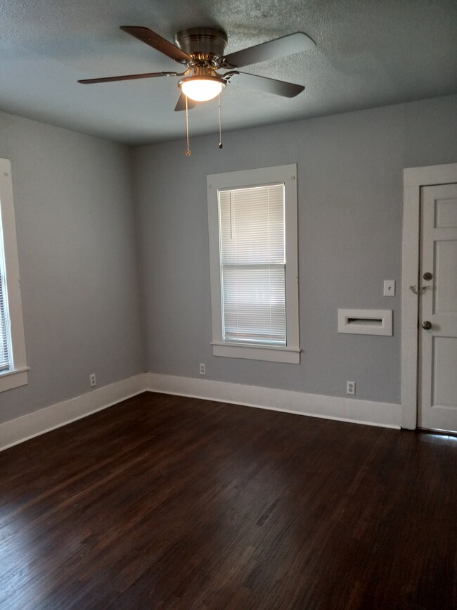 3 bedrooms with stunning hardwood floors - 2118 W 3rd Ave