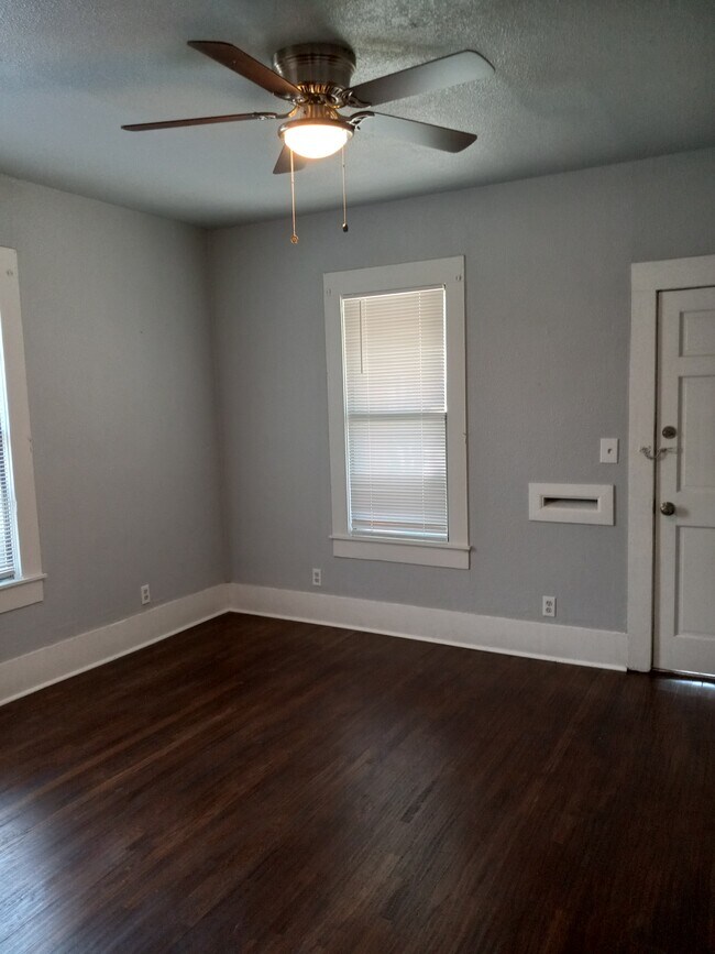 3 dormitorios con impresionantes suelos de madera noble. - 2118 W 3rd Ave
