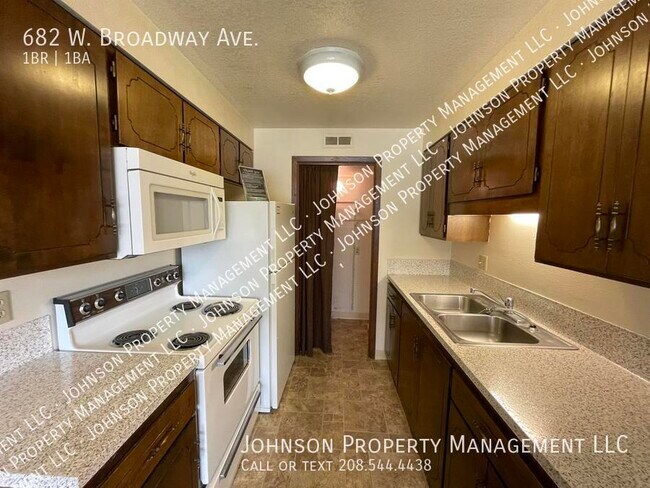 Foto del edificio - 682 W Broadway Ave
