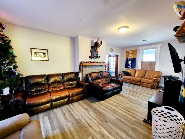 Building Photo - 6 Bed House with 2 Full Bath & 2 Half Bath...