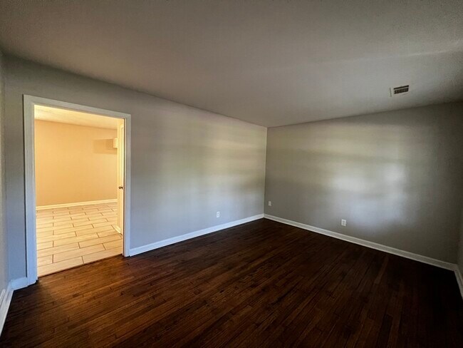 Building Photo - 3820 Emerson Ave - Available Now!