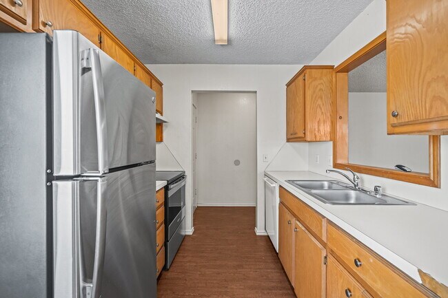 Foto del edificio - Half off first full months rent/Convenient to SPC/Tech and Med Community