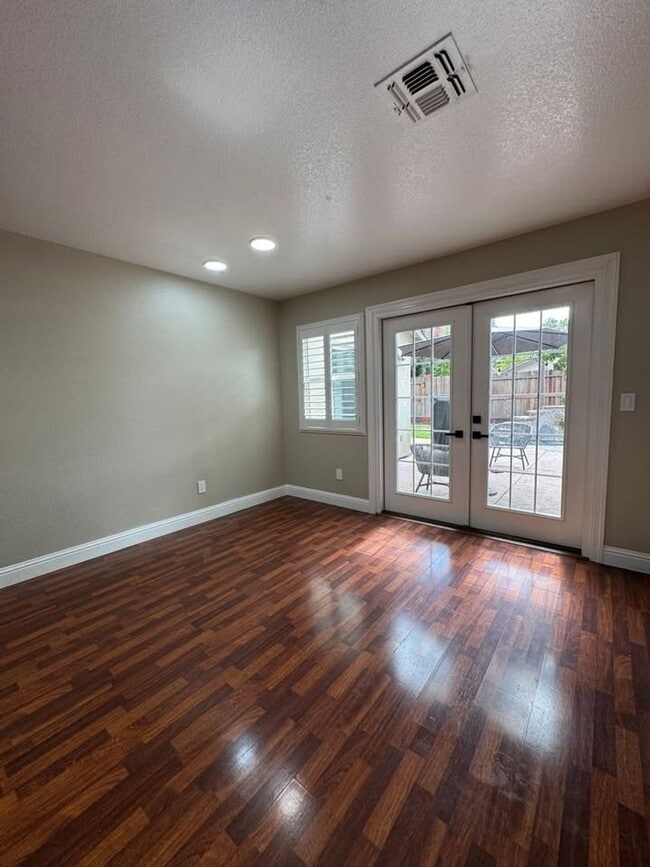 Foto del edificio - Beautiful home located in a desirable Rose...