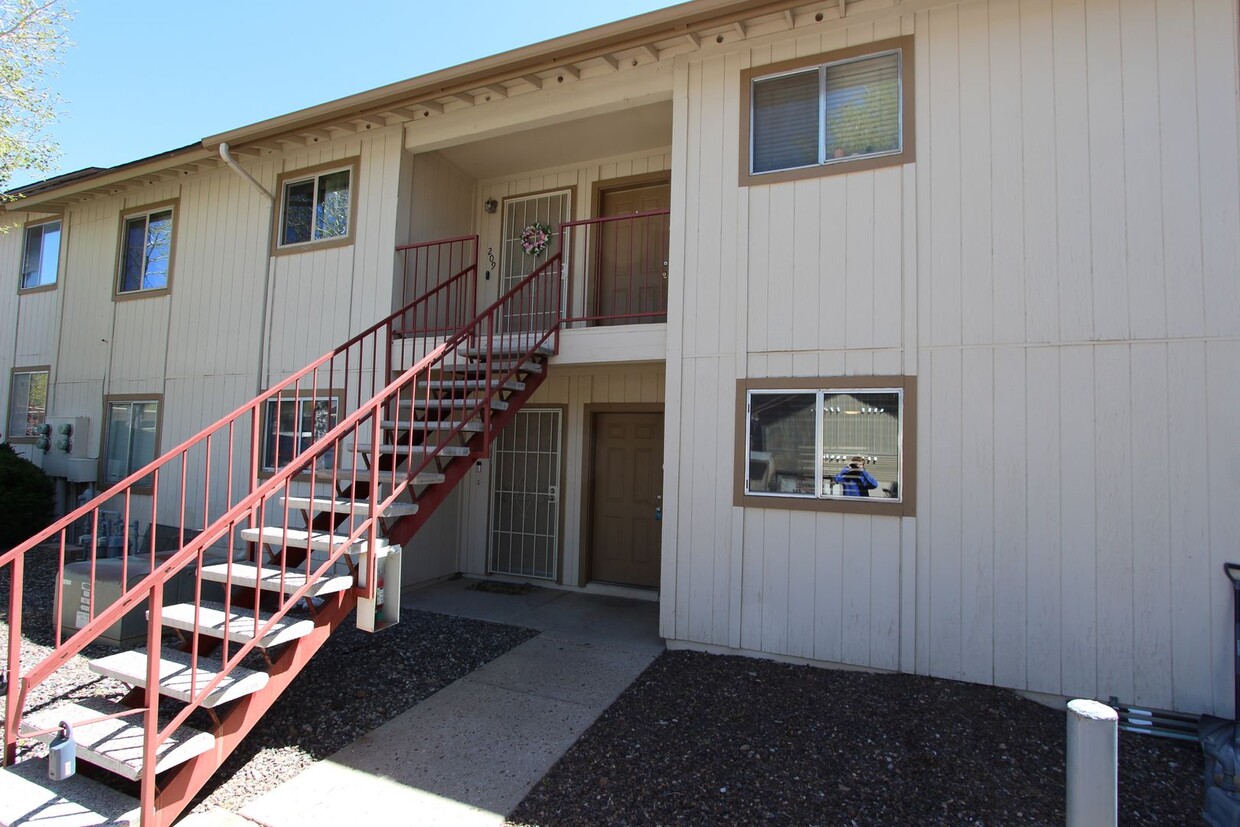 Ground-Level 2 Bedroom Condo in Pineview Village | Covered Parking + Storage - Ground-Level 2 Bedroom Condo in Pineview Village | Covered Parking + Storage