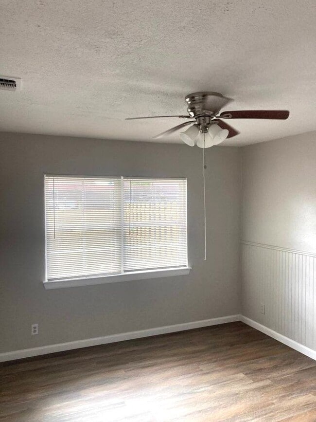 Building Photo - ZERO APPLICATION FEE FOR THIS Recently remodeled 3 Bedroom 2 Bath